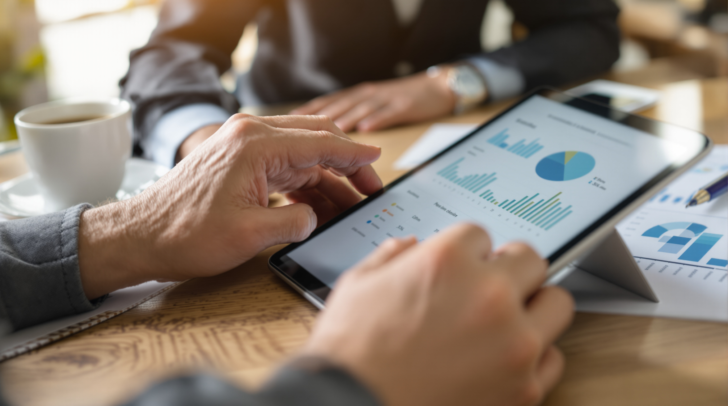 Consultant analysant ses revenus et son optimisation financière